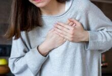 لماذا يصاب بعض الناس بخفقان القلب بعد الأكل؟