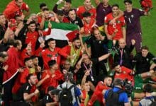 كأس العالم: لاعبون مغاربة يقفون مع العلم الفلسطيني