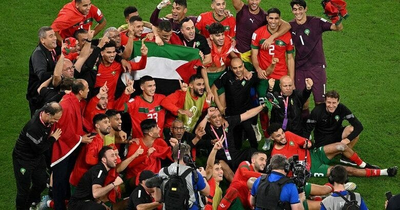 كأس العالم: لاعبون مغاربة يقفون مع العلم الفلسطيني