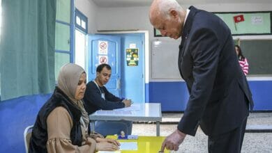 الرئيس التونسي يدلي بصوته في انتخابات مثيرة للجدل