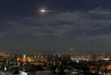 وتقول سوريا إن غارات جوية إسرائيلية أصابت مواقع في منطقة دمشق وأصيب جنديان