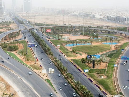 هل يمكنني القيادة في المملكة العربية السعودية باستخدام رخصة القيادة الإماراتية؟
