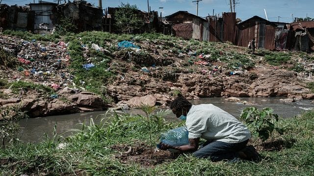 تتسرب مياه الصرف الصحي والتلوث الصناعي في نهر نيروبي إلى الغذاء والماء