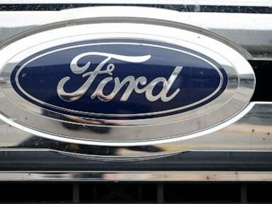 تنخفض أرباح Ford 4Q بنسبة 90 ٪ ، وتقول الشركة إن المزيد من التخفيضات في التكاليف قادمة