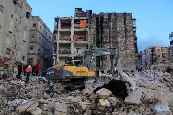 ما لا يقل عن 1602 قتيلاً في سوريا حتى الآن في أعقاب الزلازل المميتة