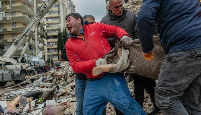 رجال الإنقاذ يكافحون البرد مع ارتفاع حصيلة زلزال تركيا وسوريا إلى 5400