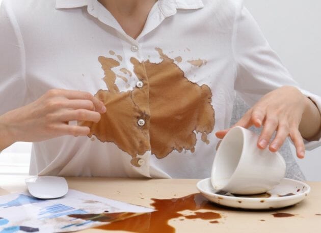 تنظيف بقع القهوة القديمة ليس خرافة – اتبع هذه الخطوات