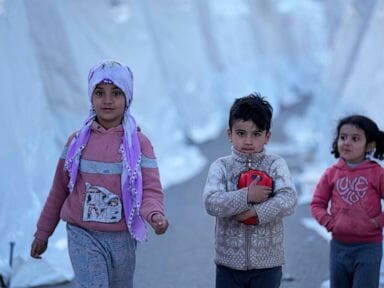 جامعو التبرعات لزلزال سوريا وتركيا يحاولون تقديم المساعدات