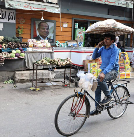 الجنيه المصري يتعرض لضغوط متجددة مع استمرار نقص الدولار