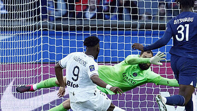 وخسر باريس سان جيرمان على أرضه في الدوري الفرنسي للمرة الأولى هذا الموسم