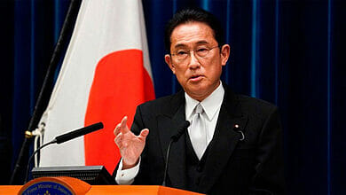 قام رئيس الوزراء الياباني بزيارة مفاجئة إلى أوكرانيا للقاء زيلينسكي