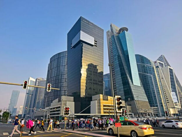 الإمارات العربية المتحدة: 3 حالات يجوز فيها للعمال الانضمام إلى شركة أخرى عند انتهاء عقدهم