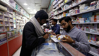 تؤجل باكستان قرارها بشأن ارتفاع أسعار الأدوية فيما تكافح شركات الأدوية