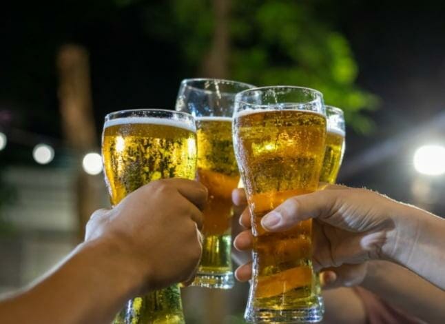كشف العلماء عن سبب كون البيرة أكثر فائدة للنساء