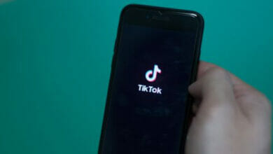 مؤسسات غربية تعلن حظر “تيك توك” على أجهزة الموظفين.