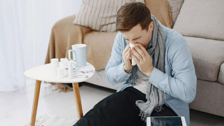 الأنفلونزا والبرد وفيروس كورونا: الأعراض وكيفية التمييز بين الأعراض التي لديك