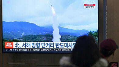 بيونغ يانغ تطلق صاروخا قبل التدريبات بين الولايات المتحدة وكوريا الجنوبية