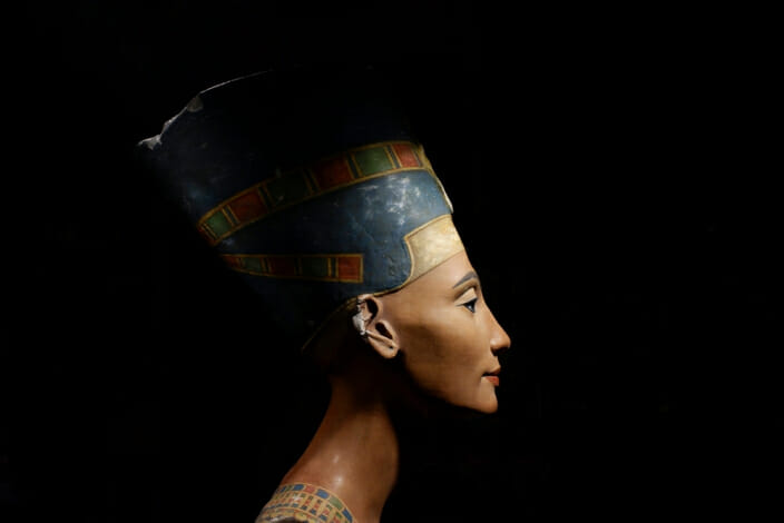 هل كانت نفرتيتي سيدة مصر الرائدة قبل الملك توت؟