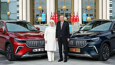 تسليم أول سيارة دفع رباعي كهربائية تركية طراز Togg T10X إلى الرئيس أردوغان