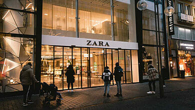 بفضل سترة البدلة من Zara يمكنك الحصول على عدة إطلالات في واحدة