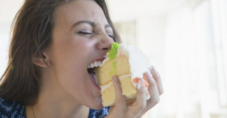 ماذا يحدث في دماغك عندما تأكل السكر والأطعمة الدهنية: ما وجده الباحثون