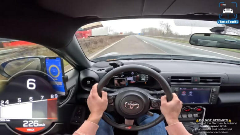 فيديو: هكذا تصل تويوتا GR86 إلى سرعتها القصوى على الطريق السريع