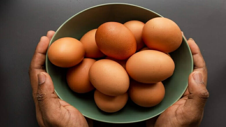 كم عدد البيض الذي يمكنك تناوله يوميًا للحفاظ على توازن صحتك؟