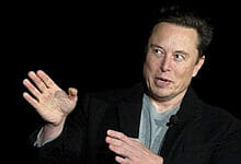 Elon Musk يخفض سعر سيارات Tesla الكهربائية للبيع