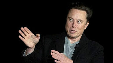 Elon Musk يخفض سعر سيارات Tesla الكهربائية للبيع