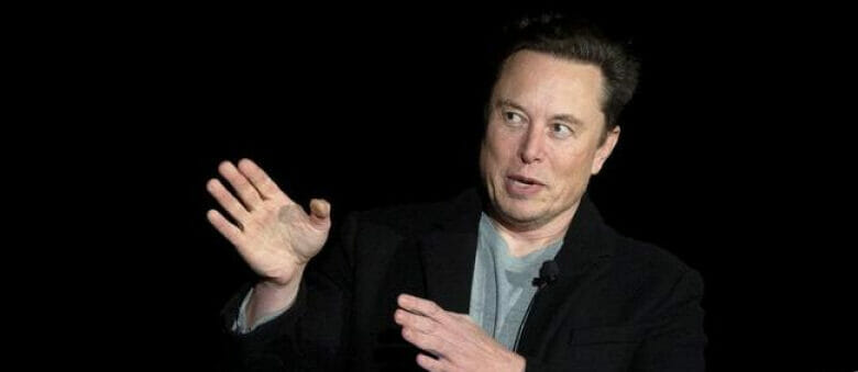 Elon Musk يخفض سعر سيارات Tesla الكهربائية للبيع