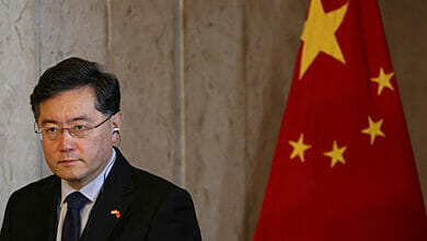 يقول وزير الخارجية تشين إن جانبي مضيق تايوان ينتميان إلى الصين