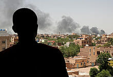 القوات شبه العسكرية في السودان تساعد في إخلاء السفارة الأمريكية
