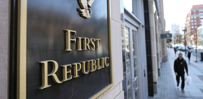 تشير التقارير إلى أن بنك First Republic في طريقه إلى الحراسة القضائية: السهم يغرق