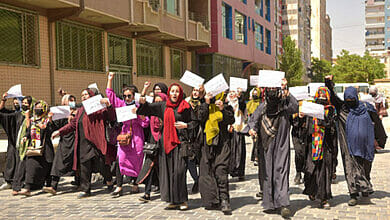 المرأة الأفغانية تحث على عدم الاعتراف بطالبان