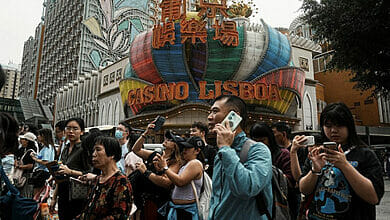 يتدفق السياح الصينيون على مركز القمار في ماكاو لقضاء عطلة عيد العمال