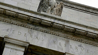 يبدأ بنك الاحتياطي الفيدرالي محادثات قد تبشر بنهاية رفع أسعار الفائدة
