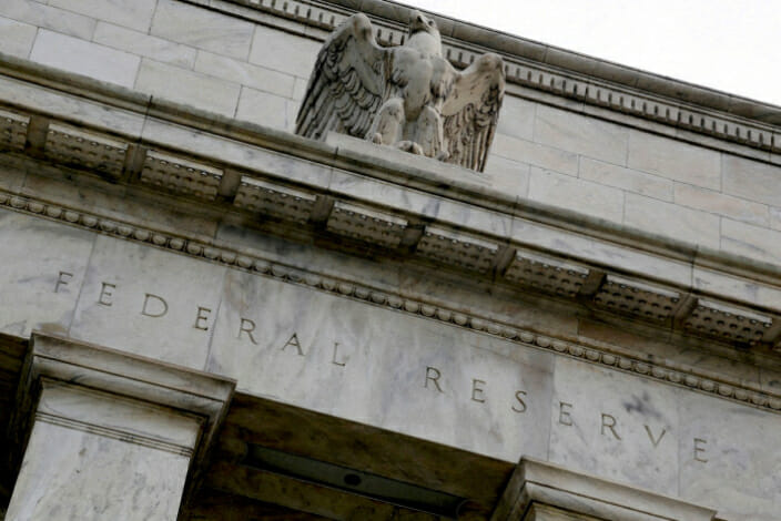 يبدأ بنك الاحتياطي الفيدرالي محادثات قد تبشر بنهاية رفع أسعار الفائدة