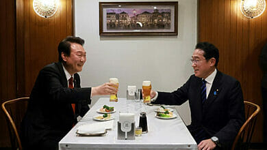 يتوجه رئيس الوزراء الياباني إلى سيول وسط دفء العلاقات بسبب تهديد كوريا الشمالية