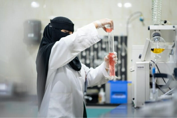 قفزة في مشاركة المرأة بسوق العمل السعودية