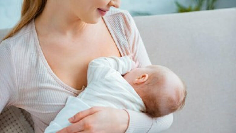 5 طرق للتغلب على جانب واحد من الثديين بشكل طبيعي أثناء الرضاعة الطبيعية