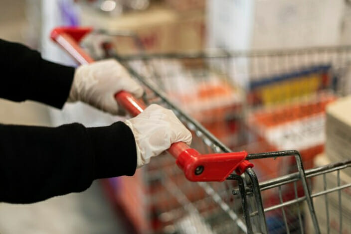 يقول التقرير إن التضخم لا يزال يلقي بثقله على جيوب المستهلكين مع ارتفاع الأسعار