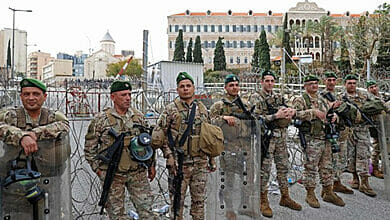 عسكريون لبنانيون يخالفون الأنظمة ويزاولون عملاً ثانياً لتأمين قوت يومهم