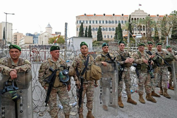 عسكريون لبنانيون يخالفون الأنظمة ويزاولون عملاً ثانياً لتأمين قوت يومهم