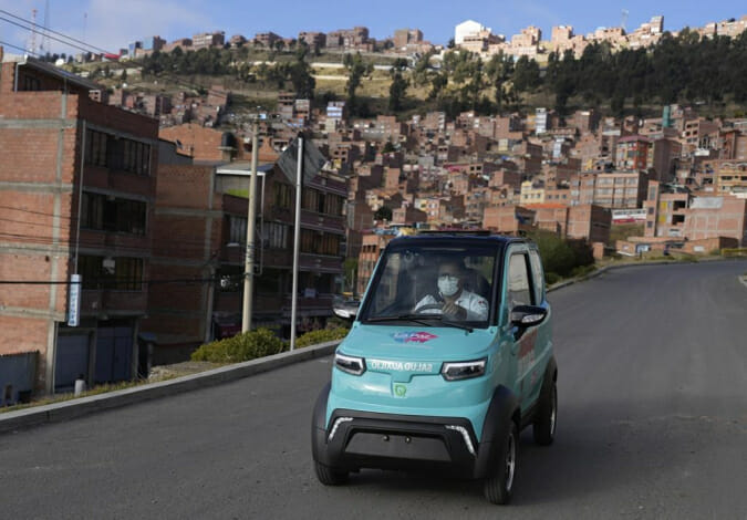 تأمل شركة EV في بوليفيا أن تجعلها السيارة الصغيرة كبيرة في بلد غني بالليثيوم