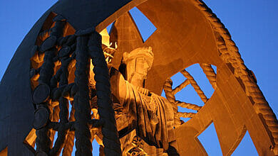 أطول تمثال في إسبانيا أقصر بمتر واحد فقط من تمثال الحرية