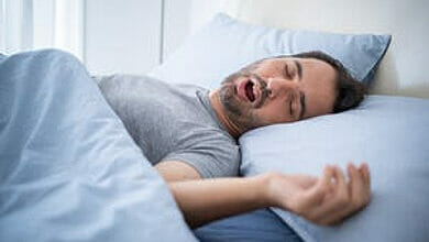 قد يكون الشخير علامة على توقف التنفس أثناء النوم. إليك ما يجب معرفته
