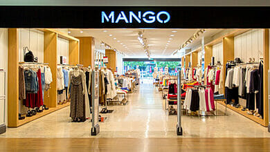 يترك Mango Outlet هذه البذلة الطويلة الأكثر أناقة بتطريز سويسري بنصف السعر تقريبًا