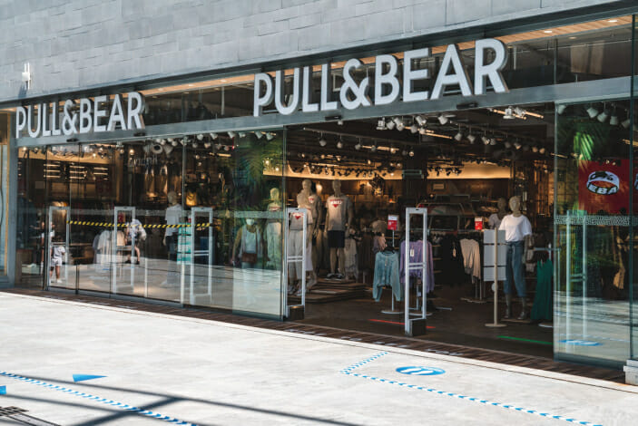 يخفض Pull & Bear فستان خط العنق الذي يعزز قوامك