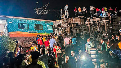 مأساة القطار في الهند. مات ما يقرب من 300 شخص.