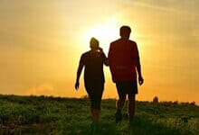 العادة الغريبة التي يمكن أن تساعد أجسامنا بشكل كبير. لماذا من الجيد أن تمشي حافي القدمين؟